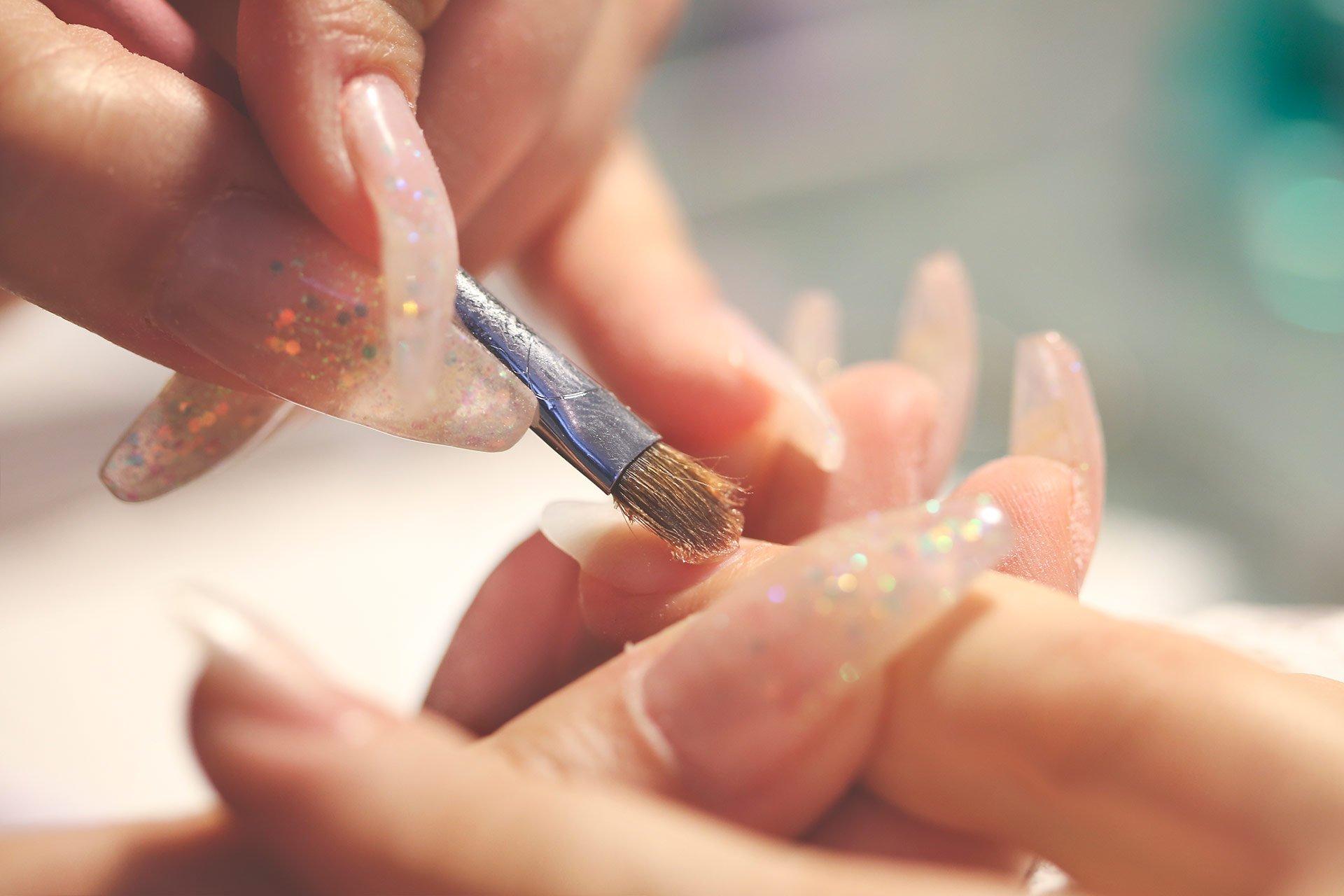 What’s the Real Difference Between Shellac Nails and Gel Manis?